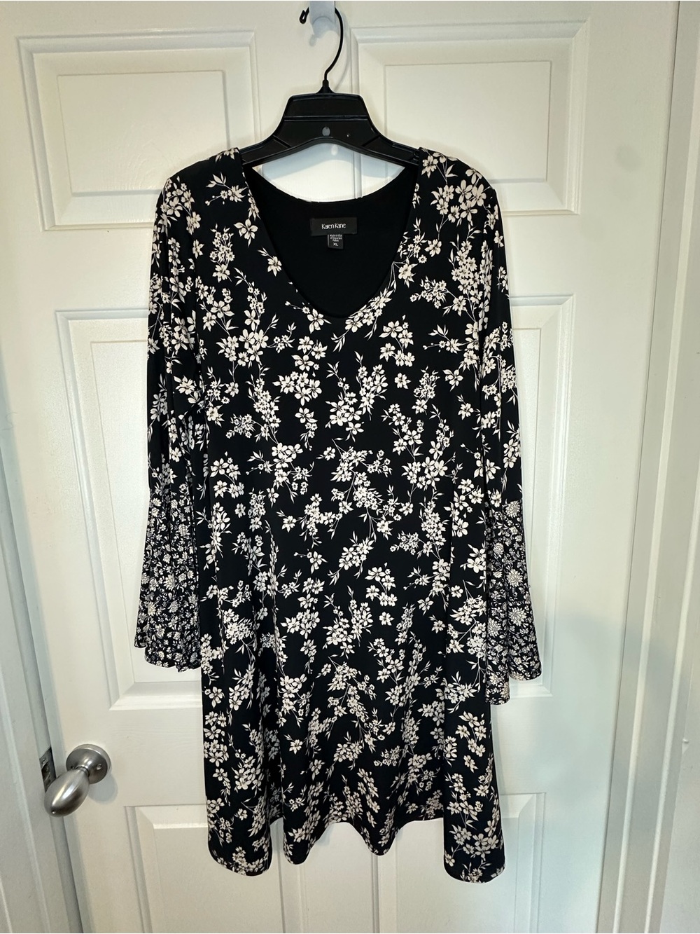 Karen Kane Black and White Floral V-Neck Long Sleeve Dress